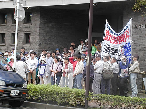 ˵İÃĤȸƱþ¤·¤Æ²ñ¾ìÆþ¸ý¤ÇÆ®¤¦»Ù±ç¼Ô¡Ê14Æü¡¡¼«¼£²ñ´ÛÁ°¡Ë