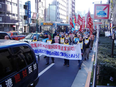 反対同盟宣伝カーを先頭に