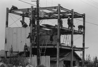 現闘本部が二重構造であり、中に登記された木造建物が存在していることを示す写真（１９８８年９月、現闘本部増築の工事写真