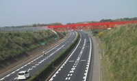 高速道路をまたぐ進入灯工事の様子（5月26日）