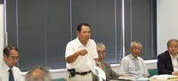 記者会見で怒りと決意を語る市東孝雄さん(7月27日）