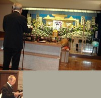 弔辞を読み上げる北原鉱治事務局長