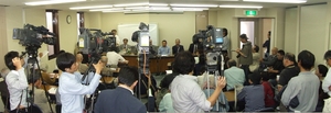 弾劾声明を発表した記者会見（10月20日）