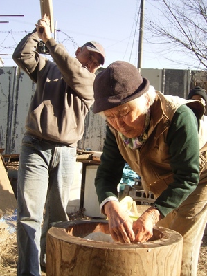 鈴木いとさんと太郎良陽一さんの手慣れた餅つき