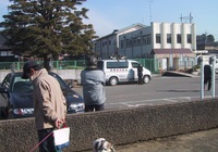 芝山町役場前で演説