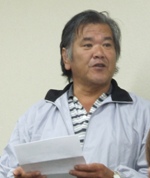 弾劾声明を読み上げる鈴木謙太郎さん