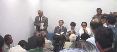 あいさつする弁護団