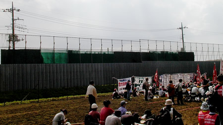 フェンス越しに設けられた監視台