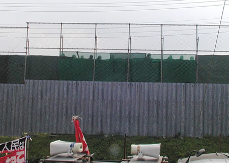 フェンス越しに設けられた監視台