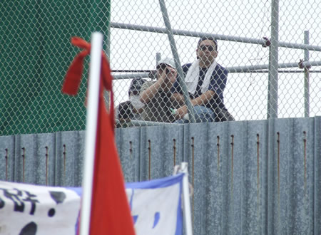 フェンス越しに設けられた監視台