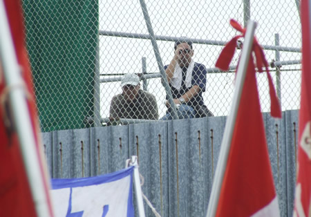 フェンス越しに設けられた監視台